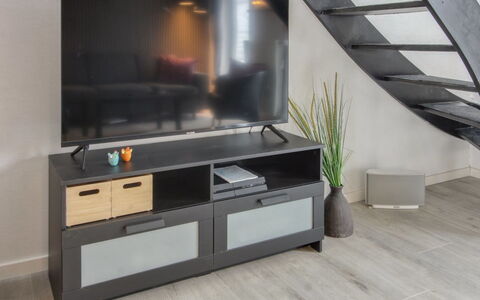 Gaida - 2.3Km from the Sea: Plafond, Flooring, Interieur Ontwerp, Verdieping, Samengesteld Materiaal, Meubilair, Toevlucht, Hotel, Ontwerp, Daylighting