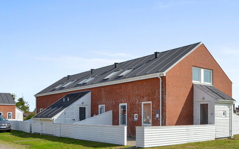 Gaida - 2.3Km from the Sea: Dak, Verblijf, Helling, Metselwerk, Steen, Schoorsteen, Oprit, Siding, Daylighting