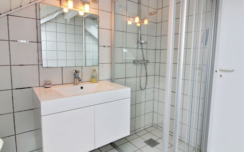 Anelia - 2.3Km from the Sea: Flooring, Loodgieterswerkinrichting, Verdieping, Interieur Ontwerp, Loodgieter, Badkamer, Kraan, Tegel, Plafond, Samengesteld Materiaal