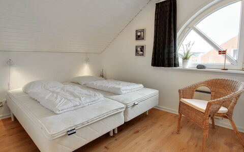 Anelia - 2.3Km from the Sea: Slaapkamer, Bed, Meubilair, Verdieping, Interieur Ontwerp, Laken, Bedding, Flooring, Linens, Plafond