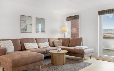 Anelia - 2.3Km from the Sea: Meubilair, Hout, Interieur Ontwerp, Verdieping, Flooring, Huis, Bruin, Woonkamer, Kussen Gooien, Appartement