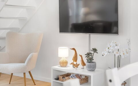 Anelia - 2.3Km from the Sea: Meubilair, Interieur Ontwerp, Televisie, Elektronisch Apparaat, Televisietoestel, Woonkamer, Flooring, Huis, Verdieping