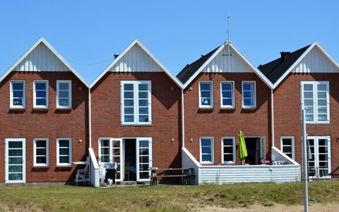 Lynne - 2.3Km from the Sea: Venster, Facade, Huis, Huis, Woongebied, Verblijf, Siding, Schuifraam, Landgoed, Gazon