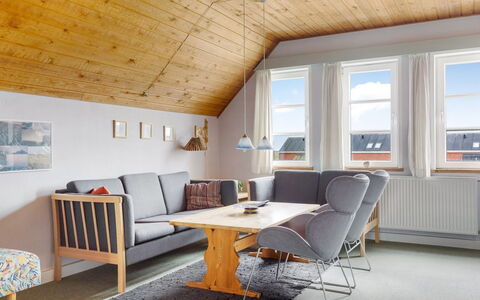 Lynne - 2.3Km from the Sea: Meubilair, Flooring, Interieur Ontwerp, Verdieping, Hout, Stoel, Tafel, Kamer, Houten Vloer, Woonkamer