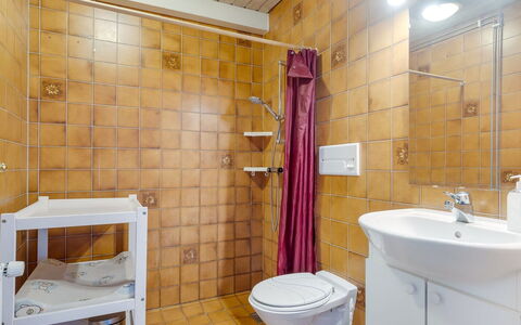 Lynne - 2.3Km from the Sea: Flooring, Verdieping, Interieur Ontwerp, Loodgieterswerkinrichting, Kamer, Plafond, Badkamer, Loodgieter, Wastafel, Kraan