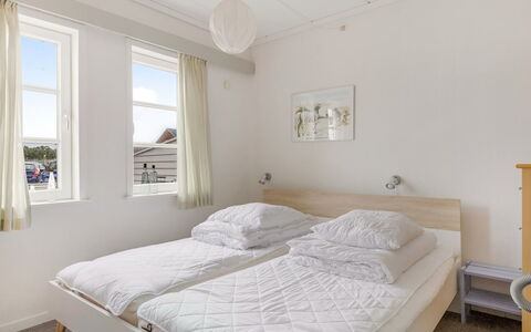 Lynne - 2.3Km from the Sea: Bed, Slaapkamer, Verdieping, Interieur Ontwerp, Bedding, Hout, Meubilair, Laken, Flooring, Plafond
