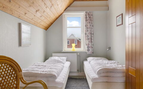 Lynne - 2.3Km from the Sea: Slaapkamer, Bed, Hout, Bedding, Laken, Verdieping, Interieur Ontwerp, Bed Frame, Flooring, Plafond