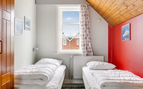 Lynne - 2.3Km from the Sea: Hout, Slaapkamer, Huis, Huis, Bed, Bedding, Laken, Linens, Bed Frame, Freezing
