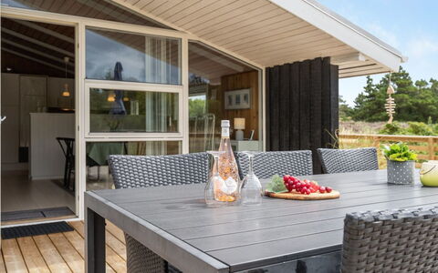 Elgin - 1.8Km from the Sea: Gebouw, Huis, Venster, Huis, Dak, Woongebied, Struik, Verblijf, Land Lot