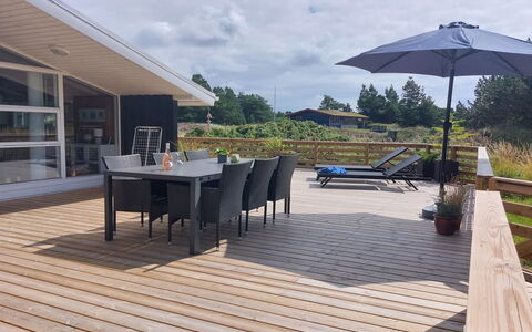 Elgin - 1.8Km from the Sea: Gebouw, Huis, Venster, Huis, Dak, Woongebied, Struik, Verblijf, Land Lot