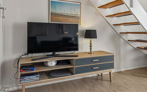 Nayana - 2.3Km from the Sea: Meubilair, Flooring, Verdieping, Interieur Ontwerp, Woonkamer, Lade, Cabinetry, Houten Vloer, Stellingen, Beits