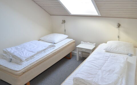 Nayana - 2.3Km from the Sea: Bed, Slaapkamer, Verdieping, Interieur Ontwerp, Laken, Hout, Bedding, Flooring, Plafond, Meubilair