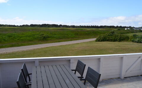Nayana - 2.3Km from the Sea: Lucht, Wolk, Buitenmeubels, Buitentafel, Schaduw, Openluchtbank, Plank, Gang, Picknicktafel, Bank