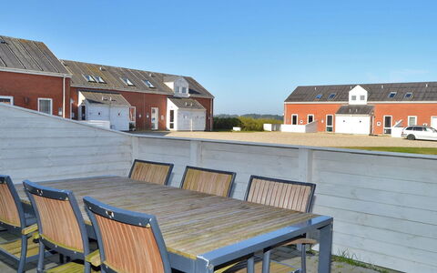 Alfa - 2.3Km from the Sea: Dak, Huis, Land Lot, Huis, Verblijf, Landgoed, Garden Gebouwen, Schaduw, Blokhut, Landscaping