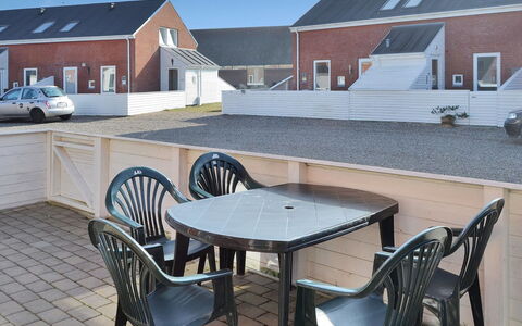 Alfa - 2.3Km from the Sea: Dak, Huis, Land Lot, Huis, Verblijf, Landgoed, Garden Gebouwen, Schaduw, Blokhut, Landscaping