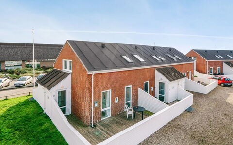 Ginger - 2.3Km from the Sea: Gebouw, Huis, Venster, Huis, Dak, Woongebied, Struik, Verblijf, Land Lot