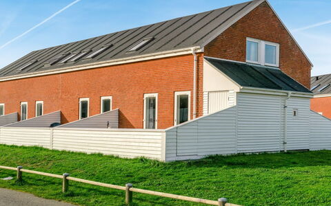 Ginger - 2.3Km from the Sea: Gebouw, Huis, Venster, Huis, Dak, Woongebied, Struik, Verblijf, Land Lot