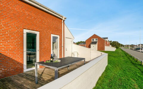 Ginger - 2.3Km from the Sea: Gebouw, Huis, Venster, Huis, Dak, Woongebied, Struik, Verblijf, Land Lot