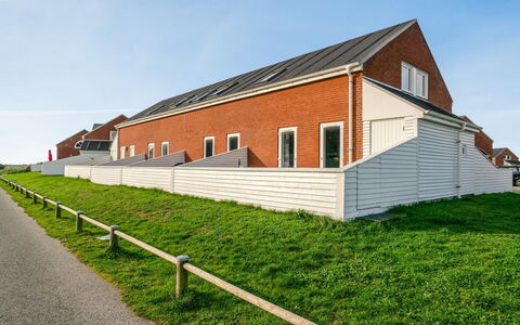 Ginger - 2.3Km from the Sea: Gebouw, Huis, Venster, Huis, Dak, Woongebied, Struik, Verblijf, Land Lot
