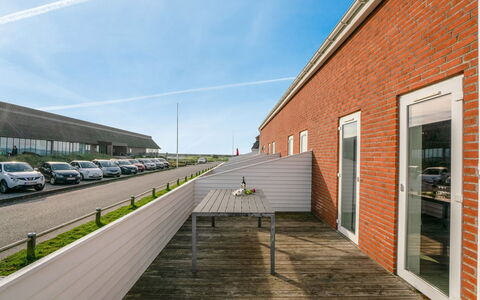 Ginger - 2.3Km from the Sea: Gebouw, Huis, Venster, Huis, Dak, Woongebied, Struik, Verblijf, Land Lot