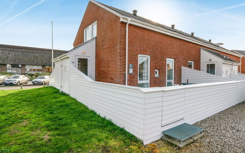 Ginger - 2.3Km from the Sea: Gebouw, Huis, Venster, Huis, Dak, Woongebied, Struik, Verblijf, Land Lot