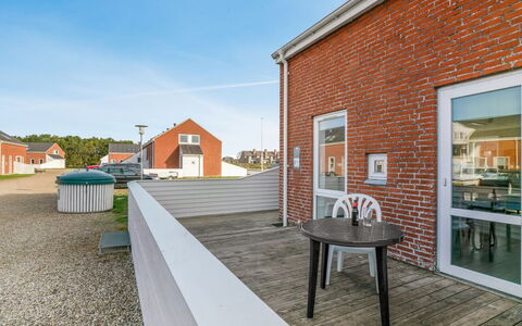 Ginger - 2.3Km from the Sea: Gebouw, Huis, Venster, Huis, Dak, Woongebied, Struik, Verblijf, Land Lot