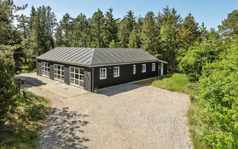 Svanborg - 3.7Km from the Sea: Dak, Huis, Land Lot, Huis, Verblijf, Landgoed, Garden Gebouwen, Schaduw, Blokhut, Landscaping