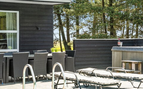 Svanborg - 3.7Km from the Sea: Dak, Huis, Land Lot, Huis, Verblijf, Landgoed, Garden Gebouwen, Schaduw, Blokhut, Landscaping