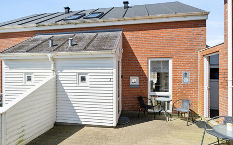 Gaëlle - 2.3Km from the Sea: Gebouw, Huis, Venster, Huis, Dak, Woongebied, Struik, Verblijf, Land Lot