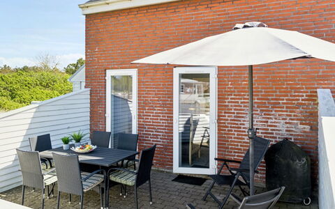 Gaëlle - 2.3Km from the Sea: Gebouw, Huis, Venster, Huis, Dak, Woongebied, Struik, Verblijf, Land Lot