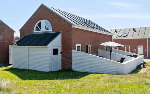 Gaëlle - 2.3Km from the Sea: Gebouw, Huis, Venster, Huis, Dak, Woongebied, Struik, Verblijf, Land Lot