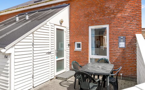 Nils - 2.3Km from the Sea: Dag, Gebouw, Stedelijk Gebied, Grootstedelijk Gebied, Stad, Appartement, Buurt, Metropolis, Wolkenkrabber