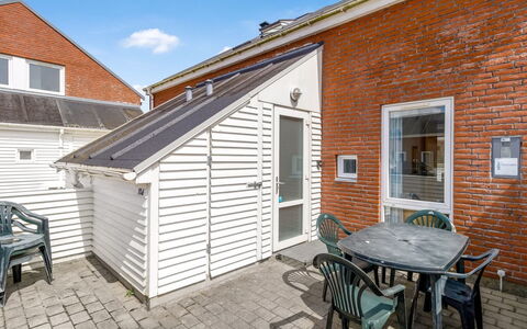 Nils - 2.3Km from the Sea: Dag, Gebouw, Stedelijk Gebied, Grootstedelijk Gebied, Stad, Appartement, Buurt, Metropolis, Wolkenkrabber