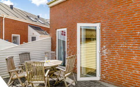 Nils - 2.3Km from the Sea: Dag, Gebouw, Stedelijk Gebied, Grootstedelijk Gebied, Stad, Appartement, Buurt, Metropolis, Wolkenkrabber