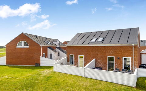 Nils - 2.3Km from the Sea: Dag, Gebouw, Stedelijk Gebied, Grootstedelijk Gebied, Stad, Appartement, Buurt, Metropolis, Wolkenkrabber