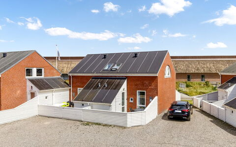 Nils - 2.3Km from the Sea: Bergachtig Landvormen, Berg, Heuvel, Bergketen, Heuvel Station, Menselijke Nederzetting, Stedelijk Ontwerp, Alpen, Vallei, Top