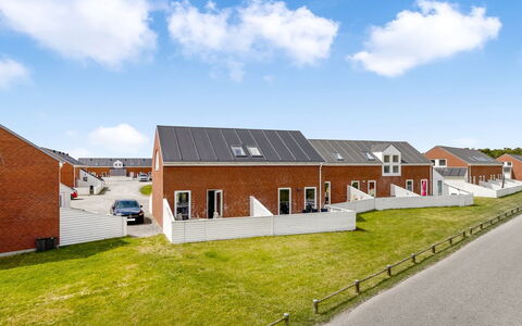 Nils - 2.3Km from the Sea: Bergachtig Landvormen, Berg, Heuvel, Bergketen, Heuvel Station, Menselijke Nederzetting, Stedelijk Ontwerp, Alpen, Vallei, Top