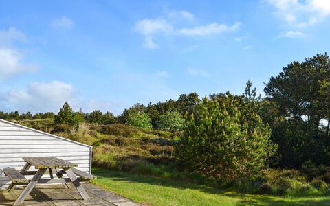 Edeltraud - 2.3Km from the Sea: Dak, Huis, Land Lot, Huis, Verblijf, Landgoed, Garden Gebouwen, Schaduw, Blokhut, Landscaping