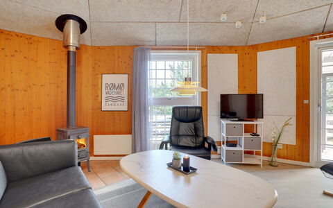 Mariette - 3.1Km from the Sea: Flooring, Interieur Ontwerp, Verdieping, Meubilair, Plafond, Stoel, Beits, Lichte Inrichting, Hardwood, Woonkamer