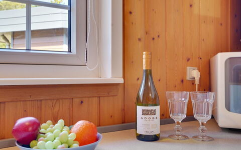 Mariette - 3.1Km from the Sea: Glas, Drinkware, Serveware, Beits, Vernis, Voedsel, Hardwood, Glazen Fles, Fles
