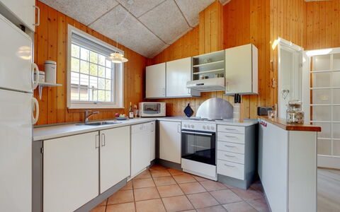 Mariette - 3.1Km from the Sea: Keuken, Toestel Van De Keuken, Countertop, Major Appliance, Flooring, Hout, Interieur Ontwerp, Plafond, Verdieping, Cabinetry