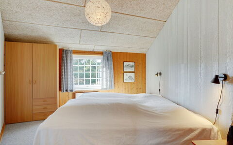 Mariette - 3.1Km from the Sea: Hout, Flooring, Plafond, Interieur Ontwerp, Verdieping, Slaapkamer, Verlichting, Bed, Meubilair, Kamer