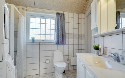 Mariette - 3.1Km from the Sea: Loodgieterswerkinrichting, Flooring, Verdieping, Wastafel, Loodgieter, Plafond, Kraan, Samengesteld Materiaal, Tegel, Badkamer