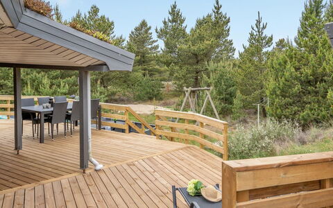 Mariette - 3.1Km from the Sea: Hout, Hardwood, Plank, Dek, Beits, Veranda, Timmerhout, Houten Vloer, Leuning, Schaduw