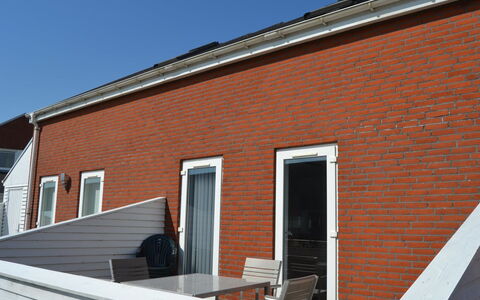 Arna - 2.3Km from the Sea: Gebouw, Huis, Venster, Huis, Dak, Woongebied, Struik, Verblijf, Land Lot