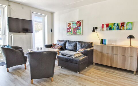 Arna - 2.3Km from the Sea: Gebouw, Huis, Venster, Huis, Dak, Woongebied, Struik, Verblijf, Land Lot
