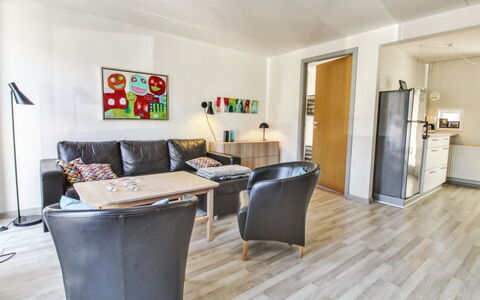 Arna - 2.3Km from the Sea: Gebouw, Huis, Venster, Huis, Dak, Woongebied, Struik, Verblijf, Land Lot