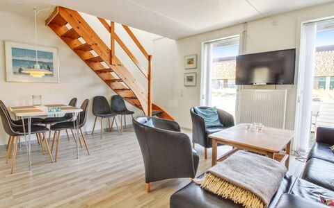 Arna - 2.3Km from the Sea: Gebouw, Huis, Venster, Huis, Dak, Woongebied, Struik, Verblijf, Land Lot