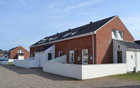Arna - 2.3Km from the Sea: Gebouw, Huis, Venster, Huis, Dak, Woongebied, Struik, Verblijf, Land Lot