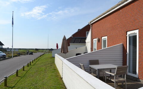 Arna - 2.3Km from the Sea: Gebouw, Huis, Venster, Huis, Dak, Woongebied, Struik, Verblijf, Land Lot
